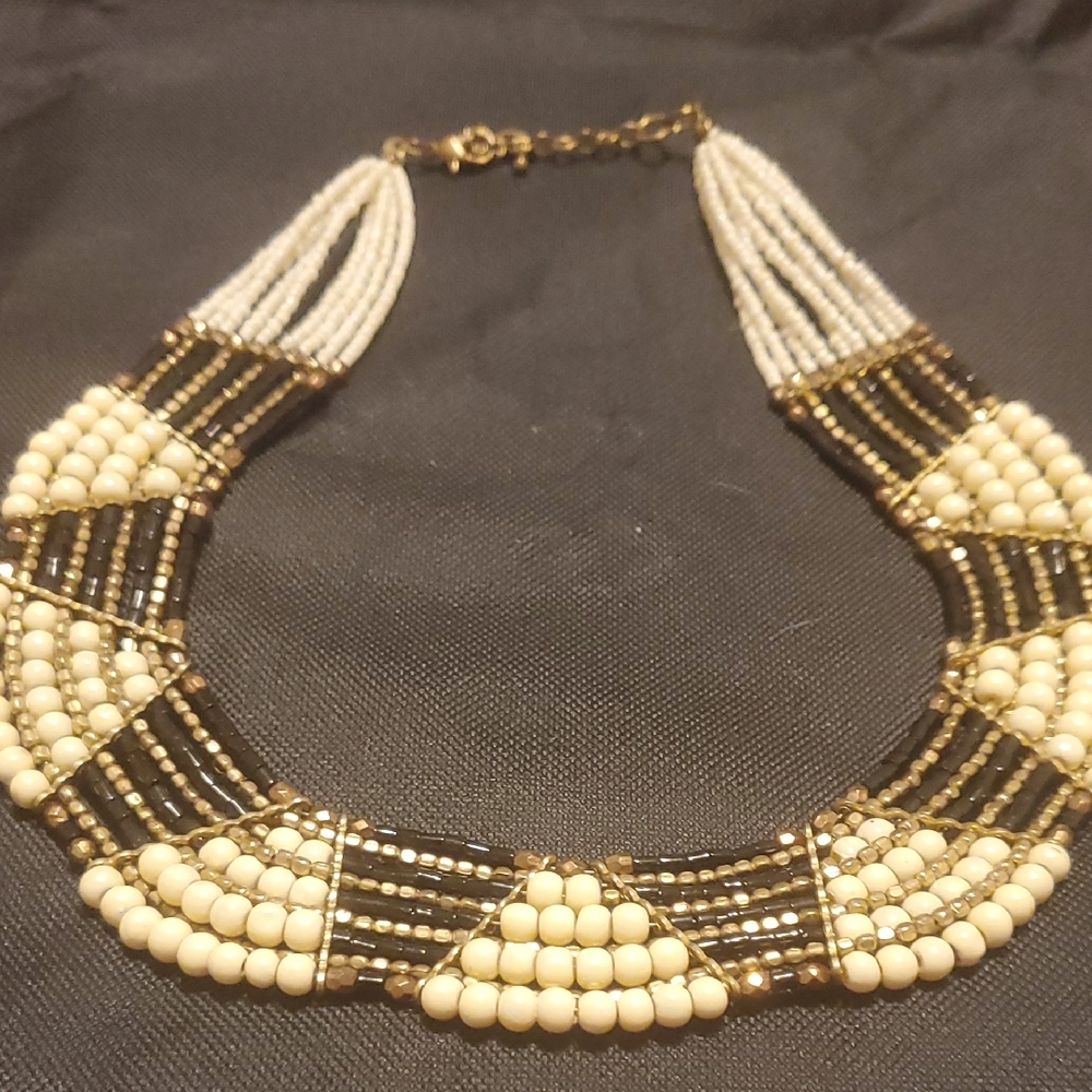 Elegant Beaded Necklace in Black and Cream
